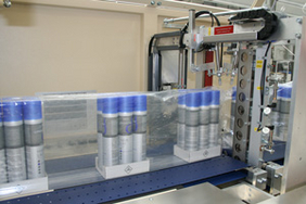 Folienverpacken von Haarspraydosen : vertikal angeordneter Schweißstempel schafft minimal kleinen Folienbeutel