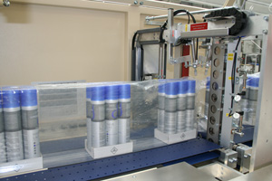 Filmwrapping hairspray cans: vertically oriented sealing bar ensures minimum small film bag